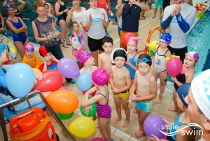 Balony na urodzinach na basenie